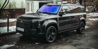Ціна $75000 і запас ходу 1100 км: у Києві помітили електрифікований клон Land Rover (фото)