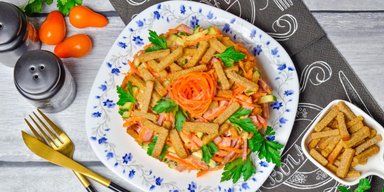Салат із корейською морквою, ковбасою та сухариками: швидко та смачно