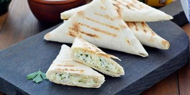 Вкусная простая закуска: рецепт лаваша с творогом и сыром