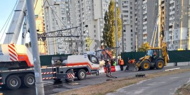 У Києві посеред дороги упав будівельний кран: рух транспорту змінено (фото)