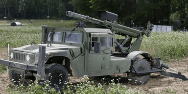 AM General поставить армії США дві гаубиці Hawkeye 105 мм на вантажівці HUMVEE 2-CT