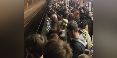 Транспортний колапс у Києві: вагони метро переповнені, на дорогах затори, — ЗМІ (відео)