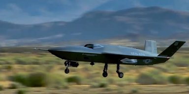 Безпілотний винищувач США вперше піднявся в повітря: збиває літаки ракетою AIM-120 (відео)