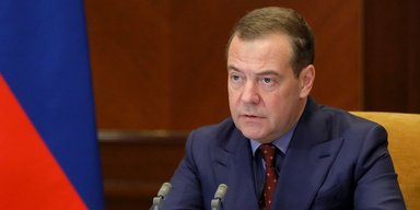 "Инфантильная реакция": Медведев раскритиковал лидеров Запада из-за критики "выборов" Путина