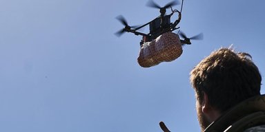 Пасха на передовой: ГПСУ показала, как дроны доставляют куличи (видео)