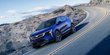 До сотні — за 3,5 с: потужний електрокросовер Cadillac кидає виклик Tesla Model Y (відео)