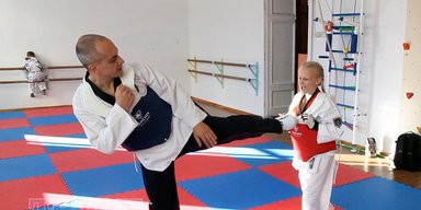 "Хотел успокоить": тренер избил 8-летнюю ученицу после поражения на чемпионате по тхэквондо