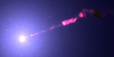 Астрономы впервые увидели невидимую струю первой сфотографированной черной дыры (фото)