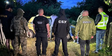 "Бізнес" в Україні: росіянка незаконно переправляла чоловіків до Румунії (фото, відео)