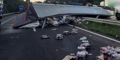 Незвична ДТП: сотні пляшок Coca Cola висипалися з фури на трасі Київ–Одеса (фото)