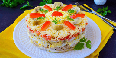 Салат із пекінської капусти з копченою куркою та сиром: страва з неповторним смаком