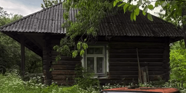 Українець знайшов у глухому селі хати, яким понад 200 років – що він там побачив (фото)
