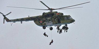 Росіяни поскаржились на удар FPV по вертольоту Мі-8: які деталі загибелі десанту (відео)