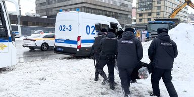 Вышли с плакатами "убийца": в РФ жестко задерживают участников акций памяти Навального (фото)