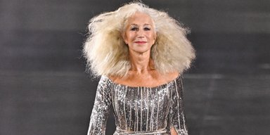 78-річна Гелен Міррен вийшла на подіум у блискучій сукні