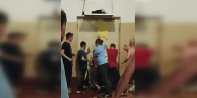 Забарикадувалися й закликали брати палиці: в мережі з'явилися кадри бунту в ТЦК у Києві