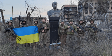 Посеред зруйнованого Вугледару: "Чорні запорожці" показали вцілілий памʼятник Шевченку