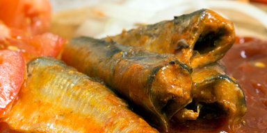 Заготовки на зиму: рецепт кільки в томатному соусі з овочами