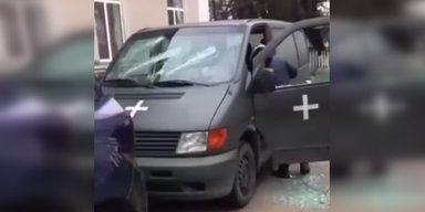 Выгнали палкой из буса: в Хмельницкой области женщины напали на военкомов (видео)