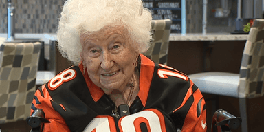 Футбол и крепкие напитки: женщина решила отметить 105-летний юбилей в особенной компании (фото)