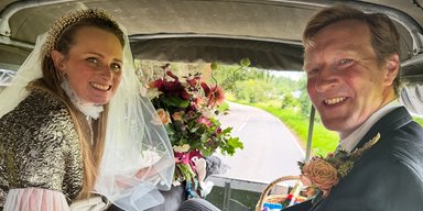Королівське вбрання: колишня "дівчина" принца Вільяма вийшла заміж у золотій сукні (фото)