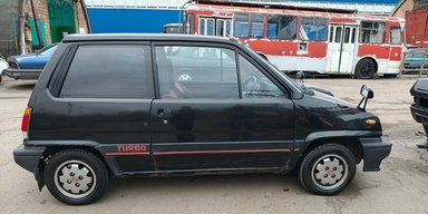 Мініатюрний спорткар: у Києві засвітилася рідкісна заряджена Honda 80-х (фото)