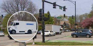 В США из машины выпало 300 тысяч долларов: люди бросились собирать деньги (видео)