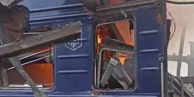Росіяни вдарили по пасажирському поїзду в Шостці: постраждали десятки людей (відео)
