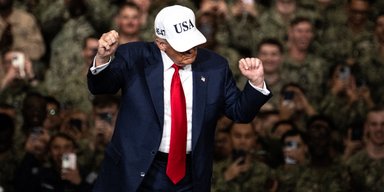 Трамп выступил перед моряками с речью про магниты, воду и катапульты (видео)