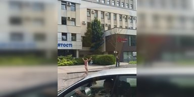 Кидався на автівки та розтрощив білборд: оголений рівнянин влаштував "шоу" на вулиці (відео)