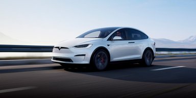 П'яний водій на Tesla з автопілотом врізався в поліцейську машину (відео)