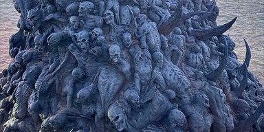 У пустелі з'явився таємничий "демонічний моноліт": на ньому кричущі обличчя та покалічені тіла