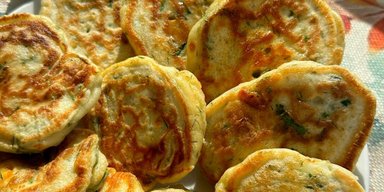 Быстрый и вкусный завтрак: рецепт оладьев с луком и яйцом