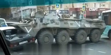 Звикли до безкарності: у Луганську росіяни на БТР наїхали на легковик із людьми (відео)