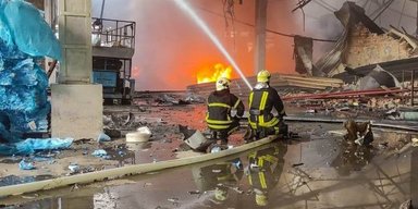 Летіли "Шахеди" та ракети РФ: масштабна пожежа у Тернополі, вибухи у Луцьку та Кременчуку, деталі