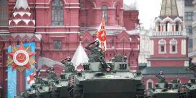 Росіяни готуються до параду на 9 травня: у Москві зник мобільний зв'язок (скриншоти)
