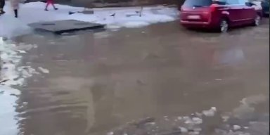 Затопило несколько кварталов: в Киеве прорвало трубу возле метро "Политехнический институт" (видео)