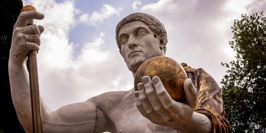 Посадили на законное место: в Риме открыли реконструкцию 13-метрового Колосса Константина (фото)