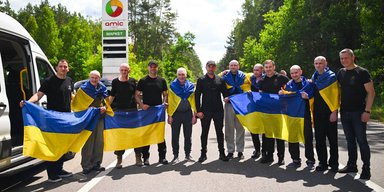 Были в плену у РФ с 2022 года: домой вернулись семеро гражданских украинцев (видео)