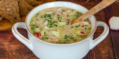 Окрошка на курином бульоне: готовим летнее блюдо с новым вкусом