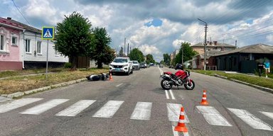 Не розминулися: на Київщині пенсіонерка на мопеді збила байкера на Ducati (фото)