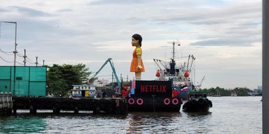 Гігантська лялька з "Гри в кальмара" з'явилася в Таїланді: Netflix влаштував мега рекламне шоу