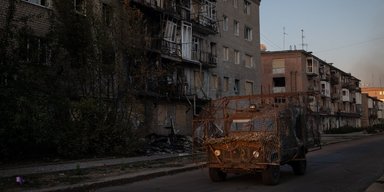 Поспіх у мирних переговорах щодо України винагородить Путіна і стане гарантією нових атак, — WP