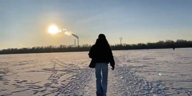 Шли пешком по замерзшему Днепру: киевлянки перешли на другой берег города во время тревоги (фото)