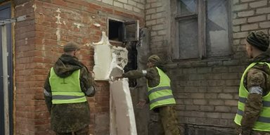 "Художник-декоратор, красиво дрова скласти зможеш": в 3 ОШБр показали, як полонені РФ відбудовують Ізюм