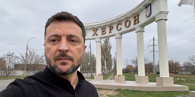 "Окупанти втекли звідси": Зеленський і "Мадяр" відвідали Херсон у річницю звільнення (відео)