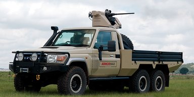 У Африці виводять на ринок екстремальний шестиколісний Toyota Land Cruiser (відео)