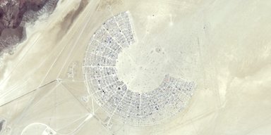 Величезний "мурашник" сфотографували з космосу: супутник зняв відомий у всьому світі фестиваль (фото)
