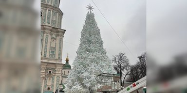 Голубые шары, гирлянды и работа в "эконом-режиме": чем удивит главная елка Украины-2025