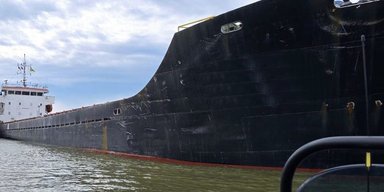Вивезло 5 тисяч тонн українського зерна: в Чорному морі затримали судно "тіньового флоту" РФ (фото)